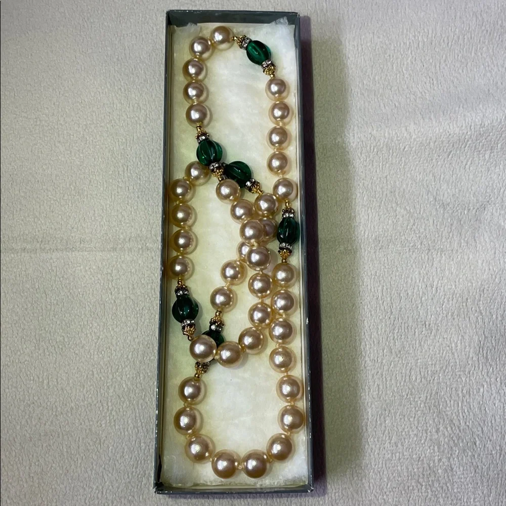 Vintage 1950’s Elegant Faux Pearl & Green Bead Necklace. 26” - Picture 1 of 4